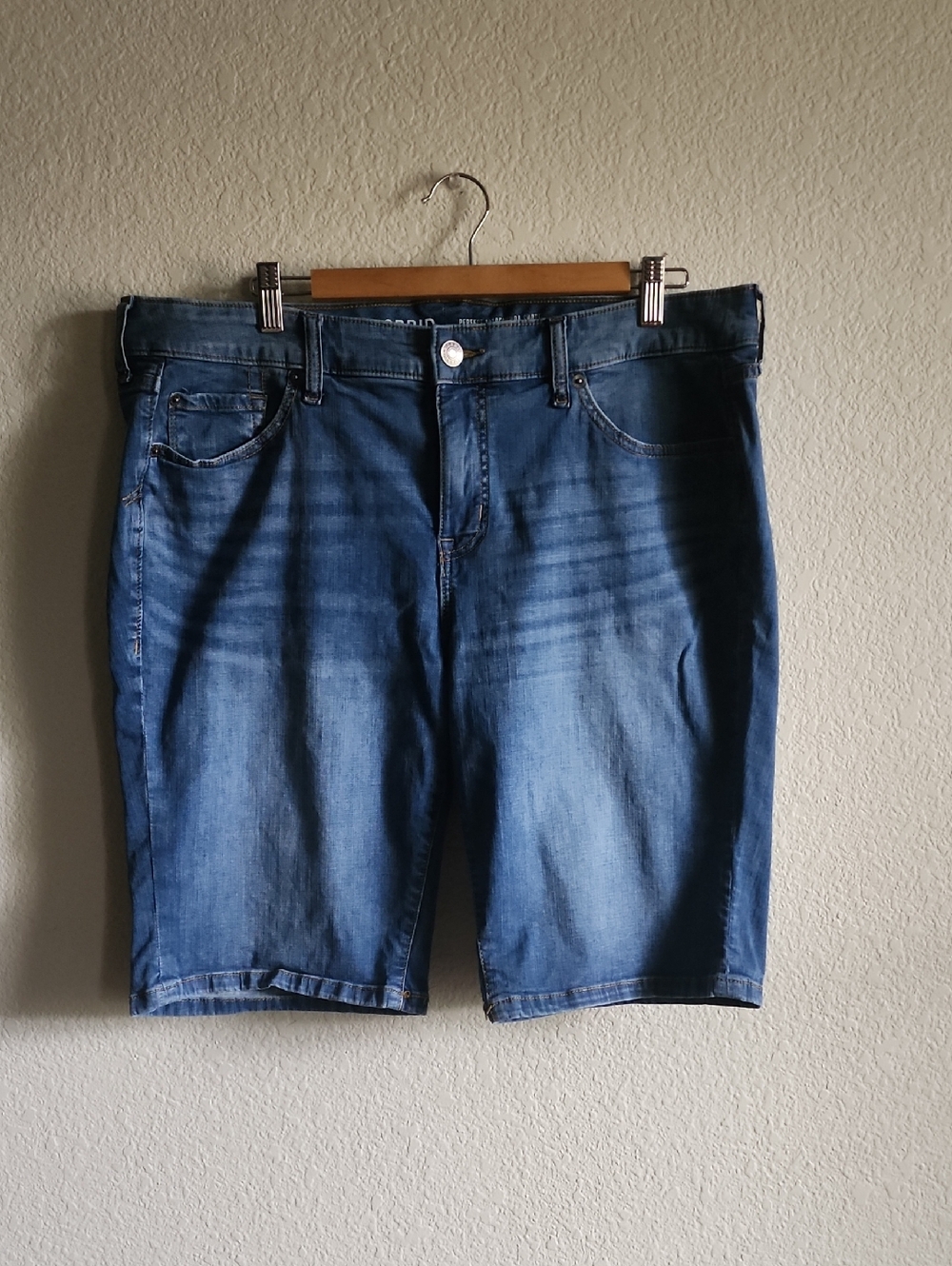 Torrid Perfect 10" Bermuda Mid-Rise Short Vintage Stretch Denim Size 16